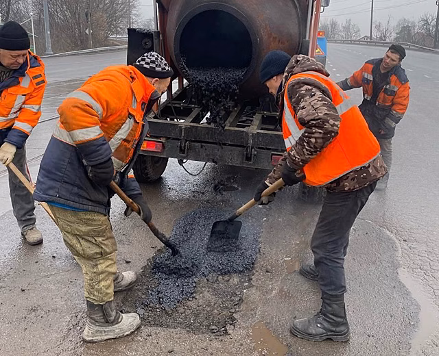 Более чем на шести улицах Курска проходит ямочный ремонт