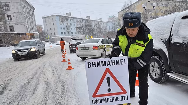 В российском городе водитель въехал в стоящих на остановке людей