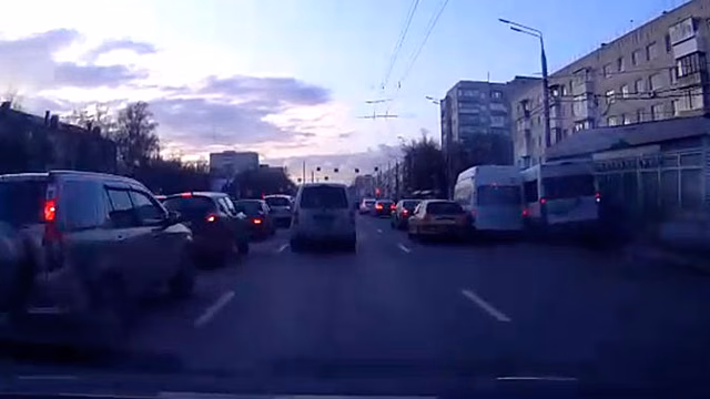 Двойной форсаж: две маршрутки устроили ДТП, борясь за место на стоянке