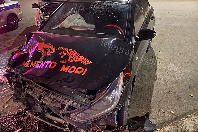 Автомобиль с надписью о смерти на капоте попал в жесткое ДТП в столице Югры