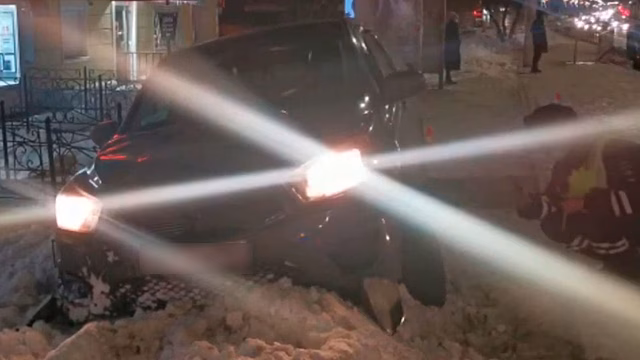 Опубликовано видео момента аварии с тараном остановки в Красноярске