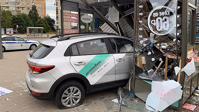 Автомобиль каршеринга влетел в киоск в Петербурге