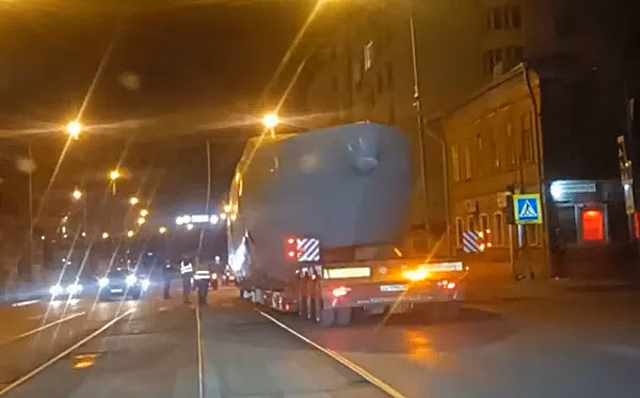 Поднимали ЛЭП: самарцы заметили прицеп с огромной лодкой на ул. Фрунзе