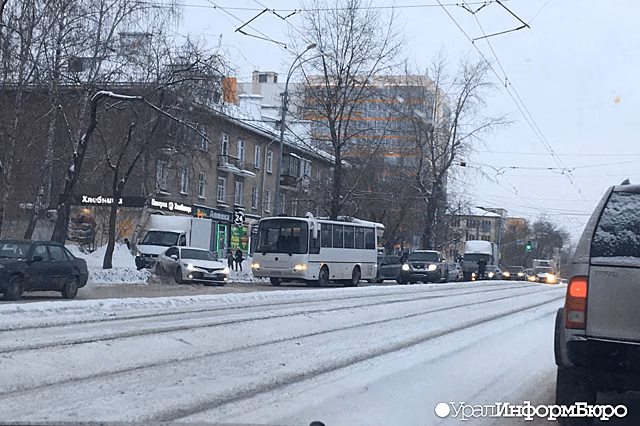 В Екатеринбурге ГИБДД ищет сбежавшего водителя, сбившего двух пешеходов