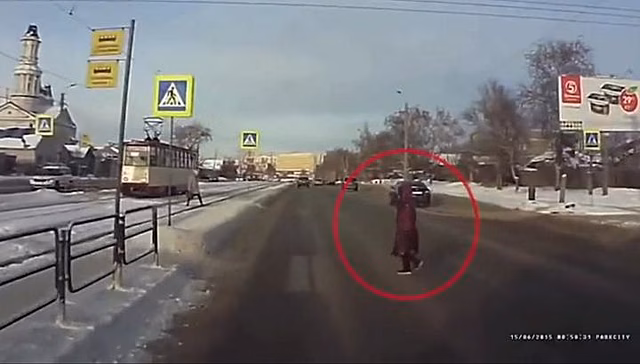 Спешивший в больницу реанимобиль сбил женщину на переходе в Челябинске