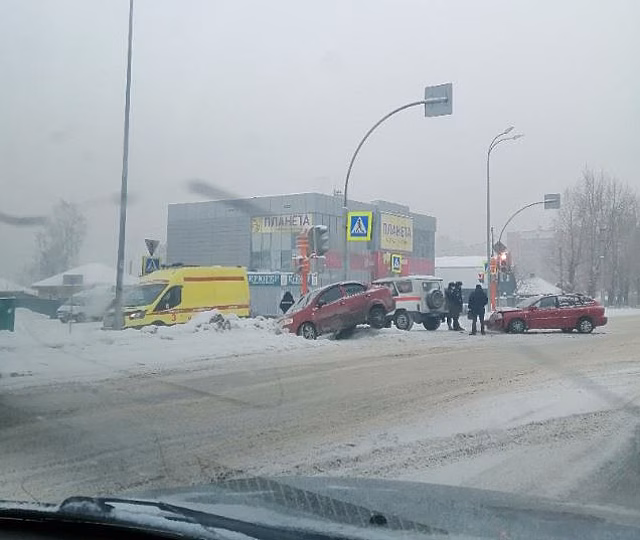 Автомобиль вылетел на тротуар после ДТП в Кемерове