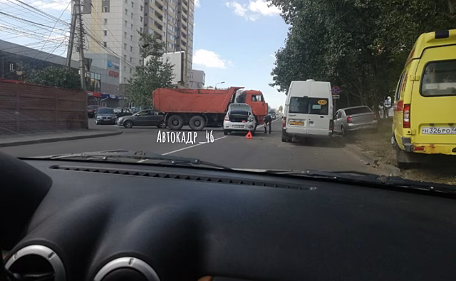 Из-за ДТП с КамАЗом и маршруткой в Курске на Запольной затруднено движение