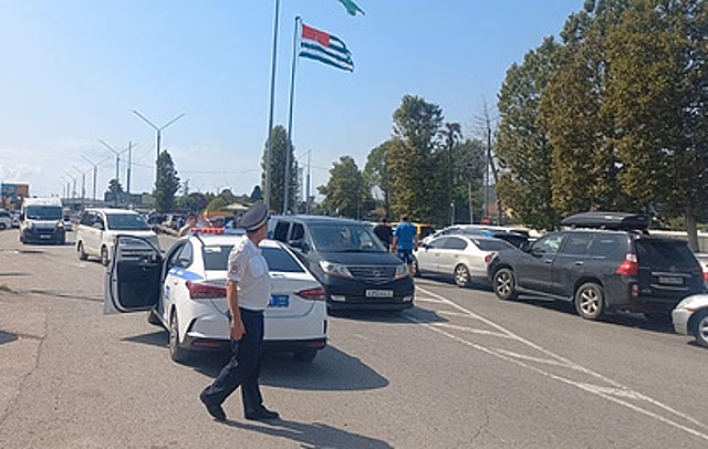 У КПП "Псоу" на границе Абхазии с РФ образовалась автомобильная пробка в 2 км
