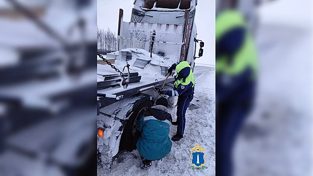 Ульяновские автоинспекторы помогли водителю грузовика, вставшего на трассе из-за поломки колеса