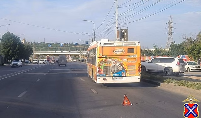 54-летняя женщина попала в больницу после падения в автобусе в Волгограде