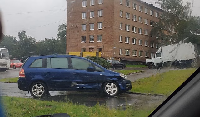 После ДТП автомобиль улетел на тротуар в Петрозаводске
