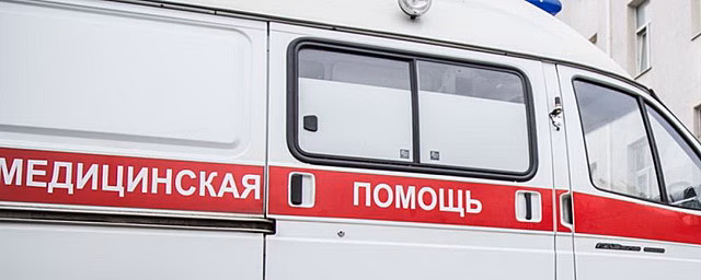 В Омске автомобиль на скорости врезался в опору ЛЭП, один человек погиб