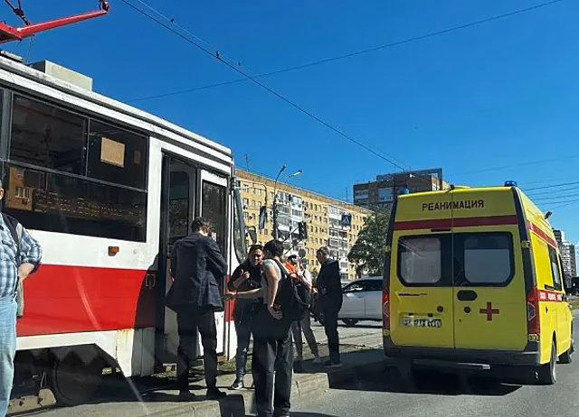 В Самаре в утренний час пик из-за падения пассажира встали трамваи на проспекте Ленина