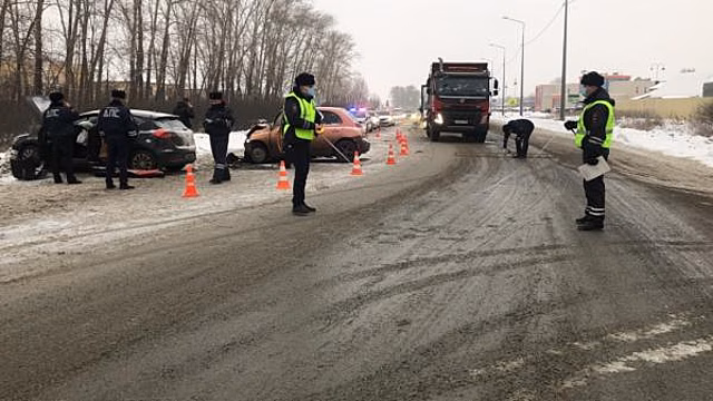 Девушка устроила автокатастрофу в Екатеринбурге: погиб пенсионер, три человека в больнице