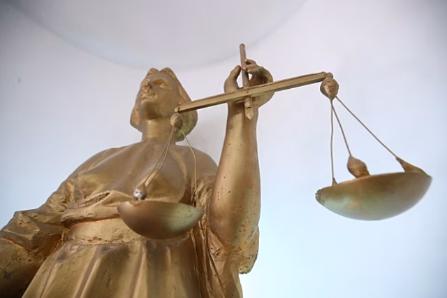 Суд Волгограда обязал УК заплатить за поврежденную ветром «Тойоту»