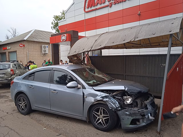 Около «Магнита» под Саратовом «Chevrolet» протаранил две машины и остановку