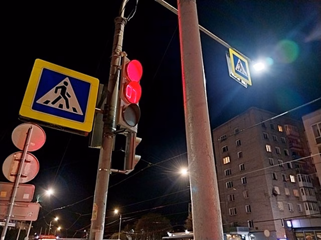 Пока путаются все: в центре Калининграда запустили новый светофор, на другом появилась ещё одна секция