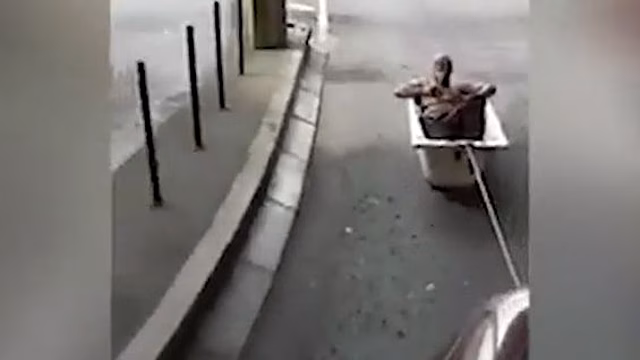 Видео: полуголый мужчина, рискуя жизнью, прокатился в ванной по трассе