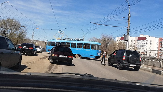 В Саратове трамвай сошел с рельсов и развернулся поперек моста
