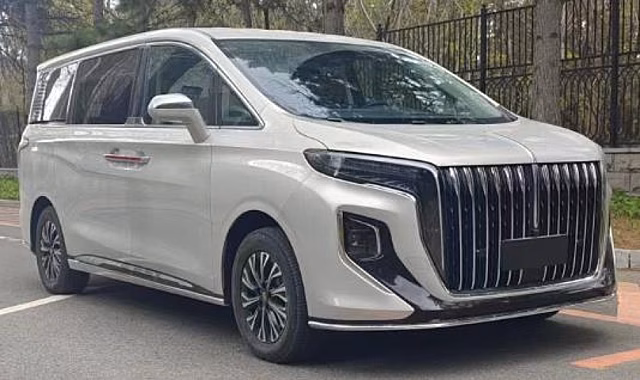 Китайцы показали аналог российского Aurus Arsenal — «правительственный» минивэн Hongqi Q8
