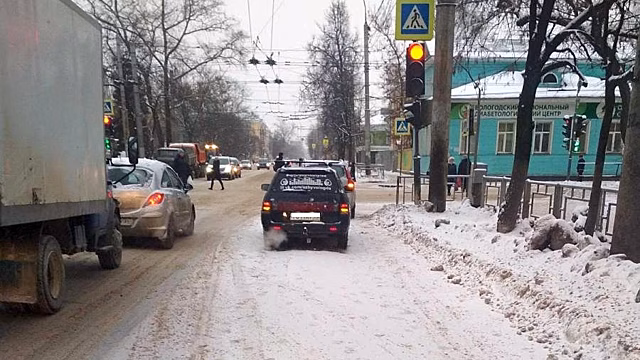 Два авто «поцеловались» на светофоре в Вологде: есть пострадавшие