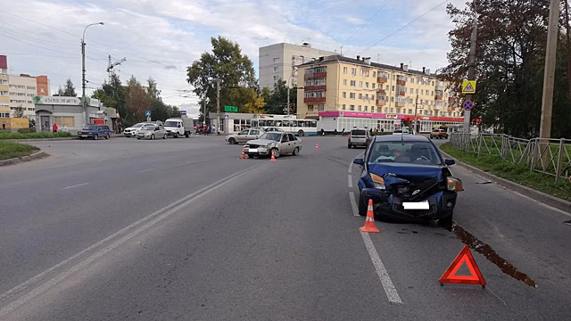 Пострадавший водитель сам обратился в травмпункт после ДТП на одном из перекрестков Вологды