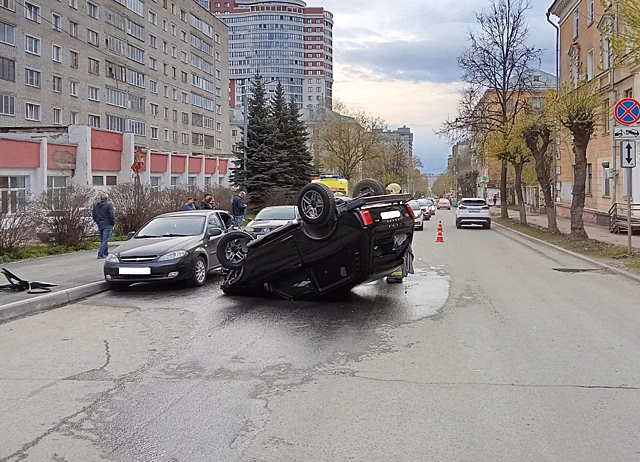 В российском городе пьяный на LADA протаранил два авто
