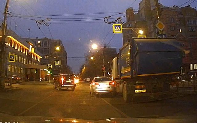 Опубликовано видео с моментом аварии фуры и легковушки в центре Рязани