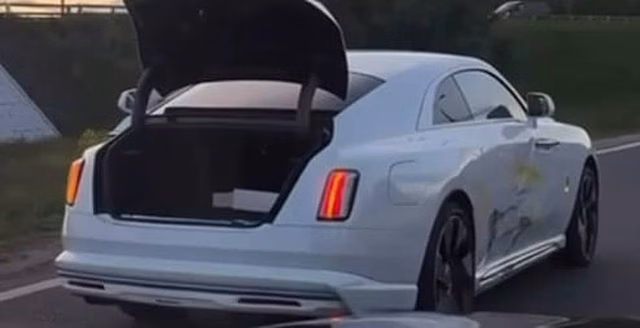 В Москве женщина на Rolls-Royce Spectre попала в ДТП