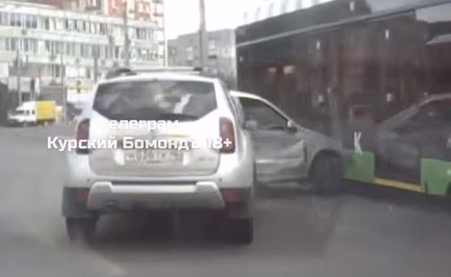 В Курске на Московской площади автомобиль протаранил трамвай