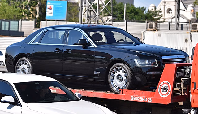 ЗИЛ, Rolls-Royce или гибрид: в Москве заметили странный автомобиль