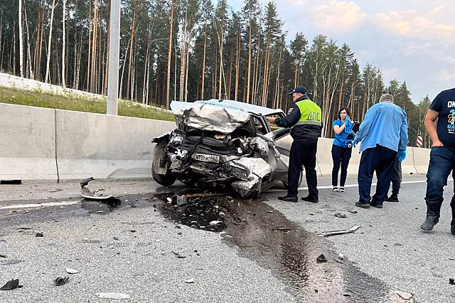 Ехавший по встречной полосе водитель спровоцировал смертельное ДТП на ЕКАД