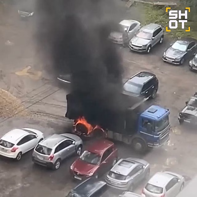 Полыхающий во дворе многоэтажки в Москве грузовик сняли на видео