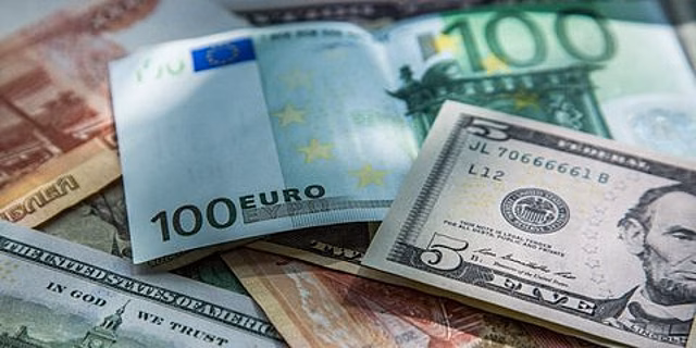 Эксперты рассказали, сколько будут стоить доллар и евро к сезону отпусков