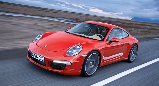 Porsche с елкой на крыше разогнали до 282 километров в час