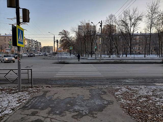 В Самаре неизвестный водитель сбил на зебре пенсионера и уехал