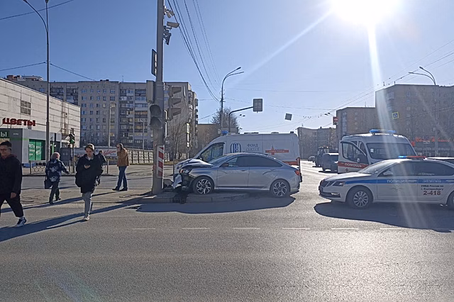 На ВИЗе машина влетела в столб, уходя от столкновения со скорой помощью