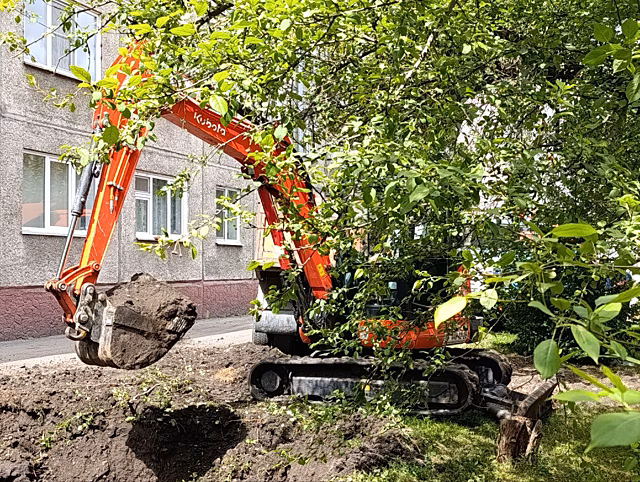 Замена изношенного трубопровода началась на участке с десятками яблонь в Кемерове