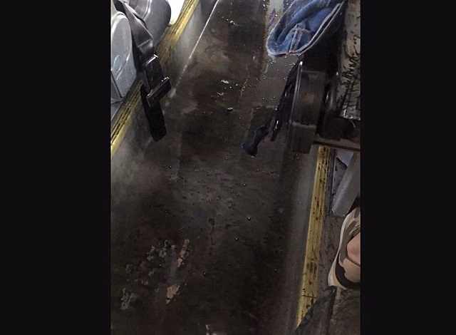 Поток черной воды из-под пола облил пассажиров и салон кузбасского автобуса