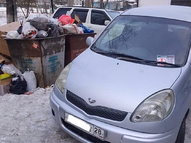 В Благовещенске водителей, которые мешают вывозу мусора, оштрафовали на 14 тыс. рублей