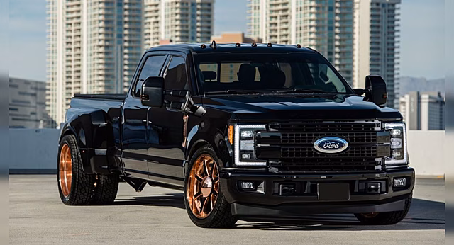 На торги решили выставить пикап Ford с «плазмой», грилем и холодильником