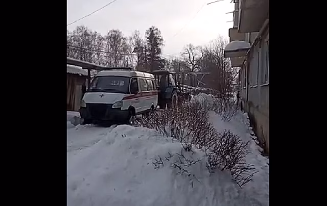 Застрявшую в Рыбновском районе скорую помощь вытаскивал из сугробов трактор
