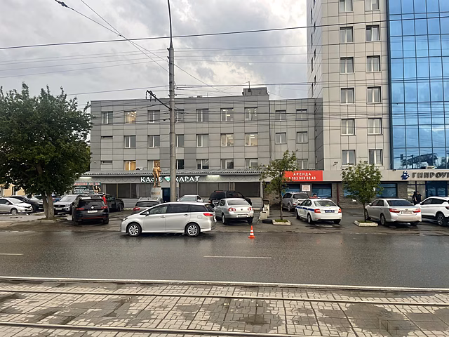 Тойота сбила 17-летнюю девочку на улице Трикотажной в Новосибирске