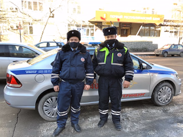 В Свердловской области инспекторы ДПС помогли беременной женщине  добраться до роддома