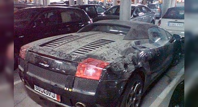 На стоянке в Дубае стоят заброшенные дорогие авто