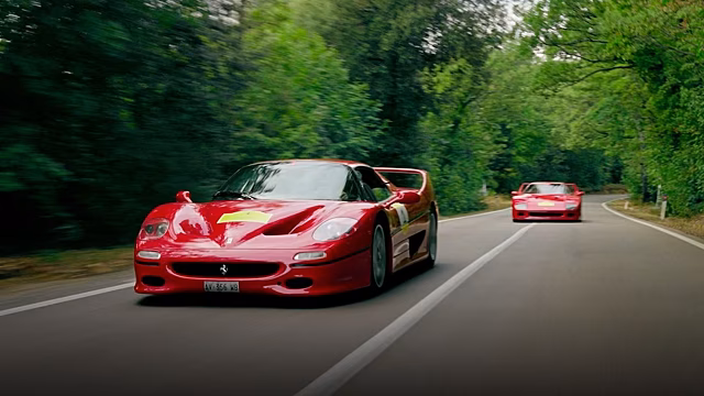 Наследники Энцо Феррари прокатились на суперкарах Ferrari из 1990-х