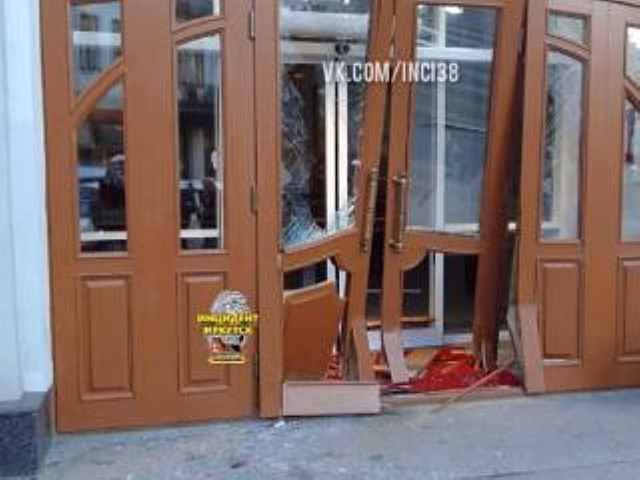 В центре Иркутска иномарка протаранила двери ювелирного магазина