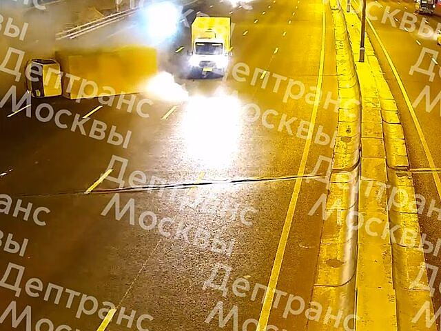 Движение на МКАД в Капотне затруднено из-за опрокинувшегося грузовика