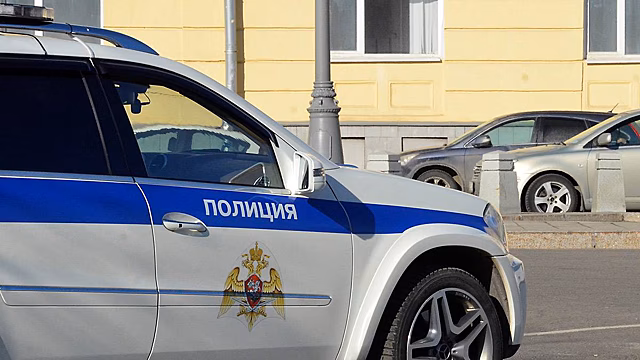 Такси столкнулось с машиной полиции в центре Москвы