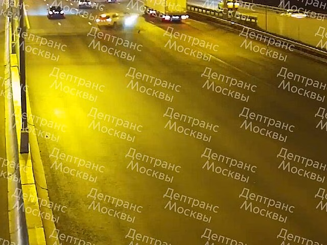 На 48-м км МКАД затруднено движение из-за ДТП с двумя автомобилями